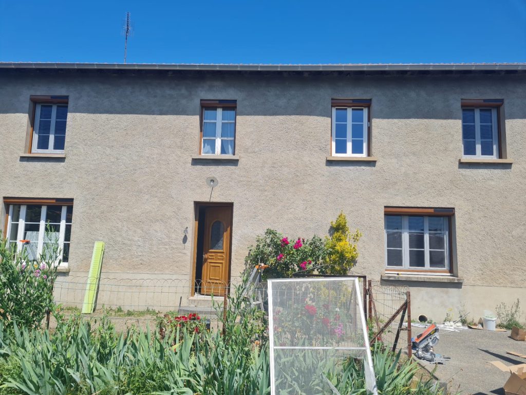 Installation de volets roulants solaires chêne doré sur une maison à Saint-Priest-la-Roche dans la Loire