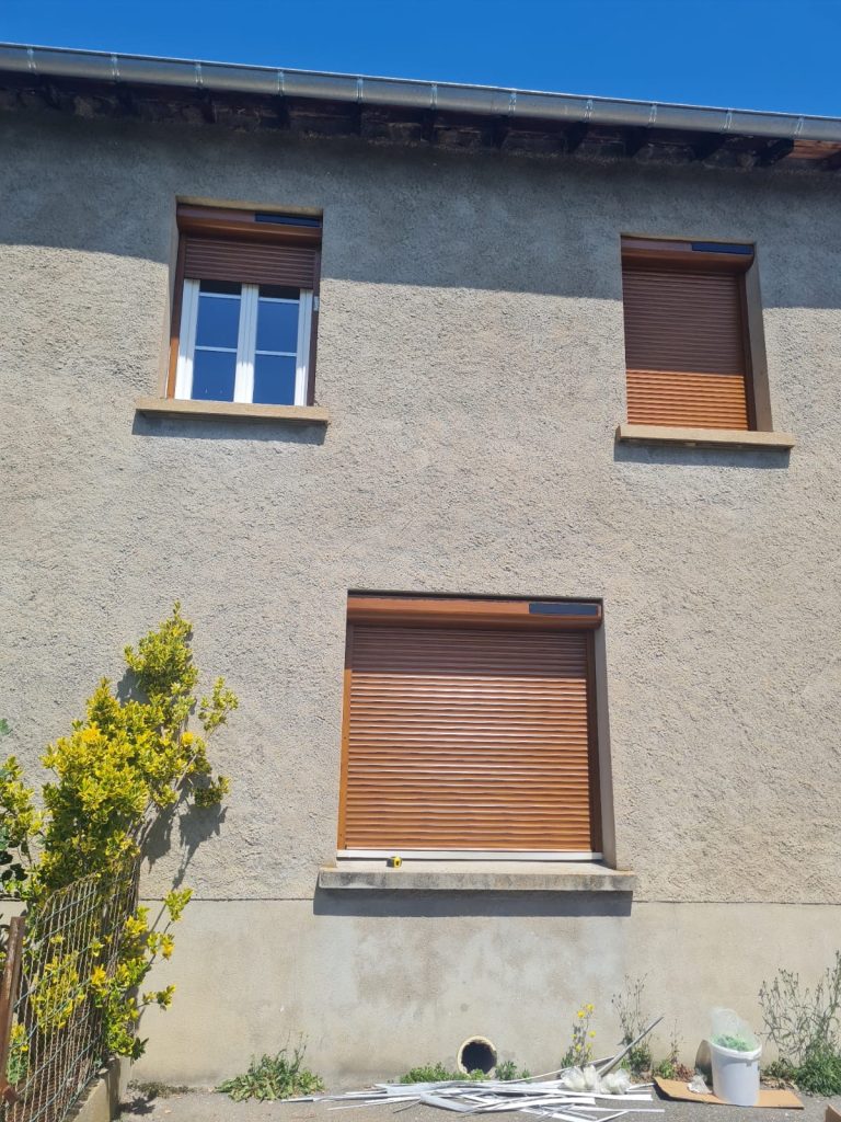 Volet roulant solaire chêne doré avec moustiquaire intégrée installé à Saint-Priest-la-Roche par Pro'Isol Menuiserie