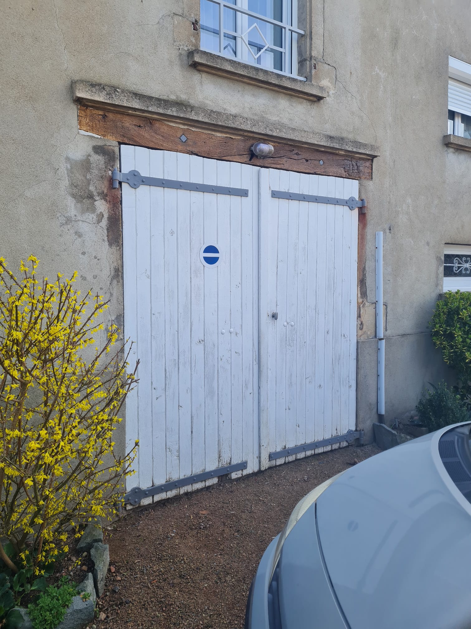 Ancienne porte de garage battante en bois avant remplacement