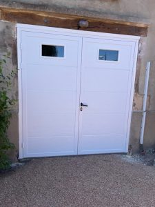 Nouvelle porte de garage blanche avec vitrages après installation