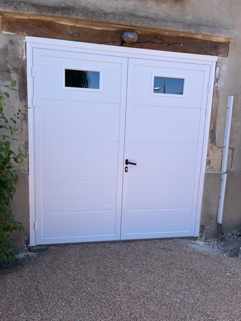 Nouvelle porte de garage blanche avec vitrages après installation