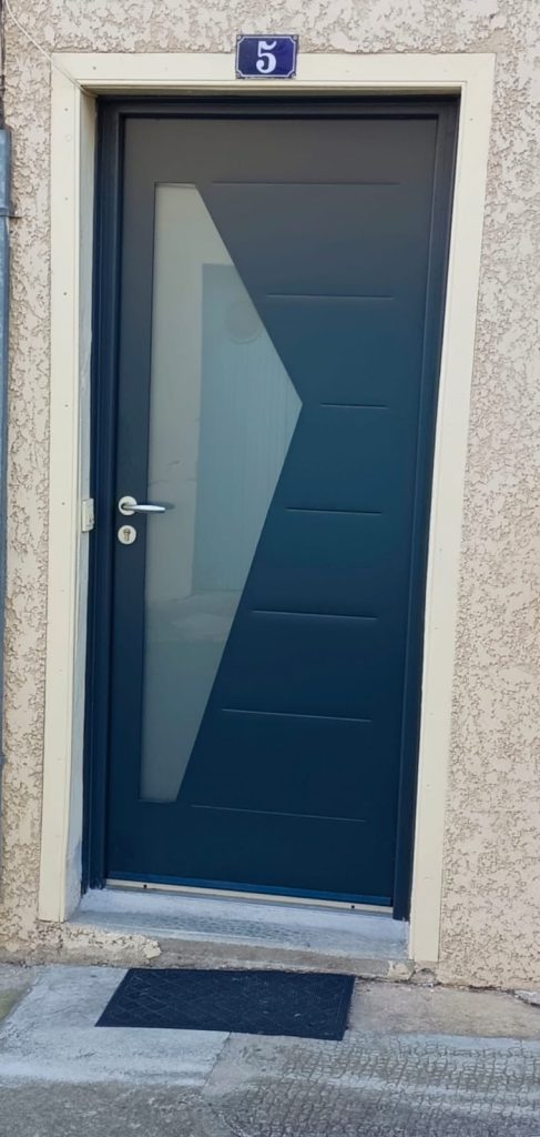 Porte d’entrée moderne vitrée installée à Roanne par Pro Isol’ Menuiserie