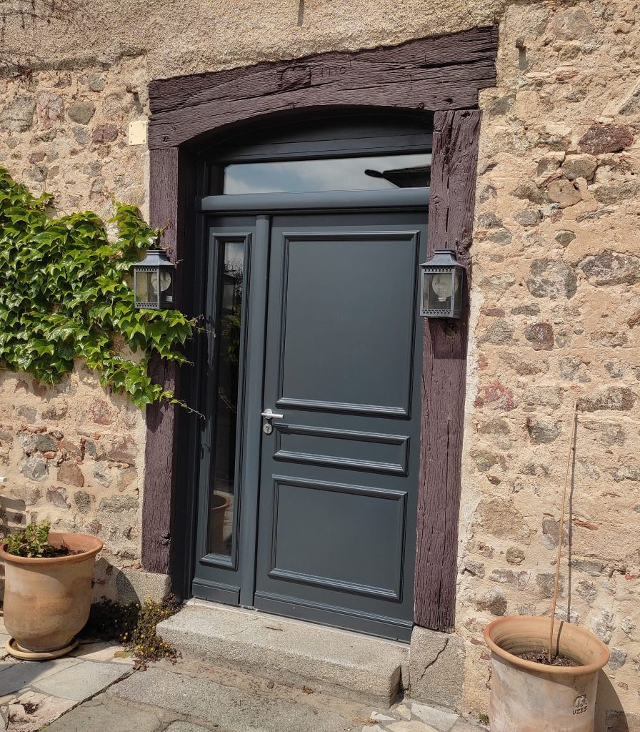 Porte d’entrée installée par Pro Isol’ Menuiserie à Roanne