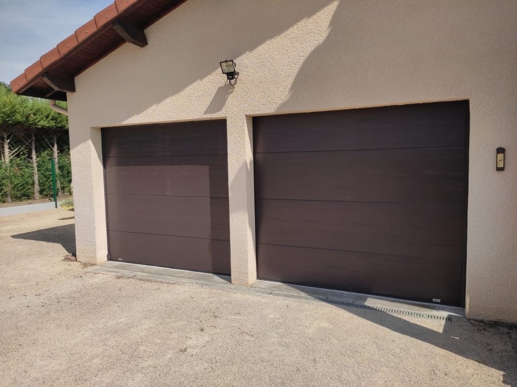 Deux portes de garage sectionnelles installées à Roanne par Pro Isol’ Menuiserie