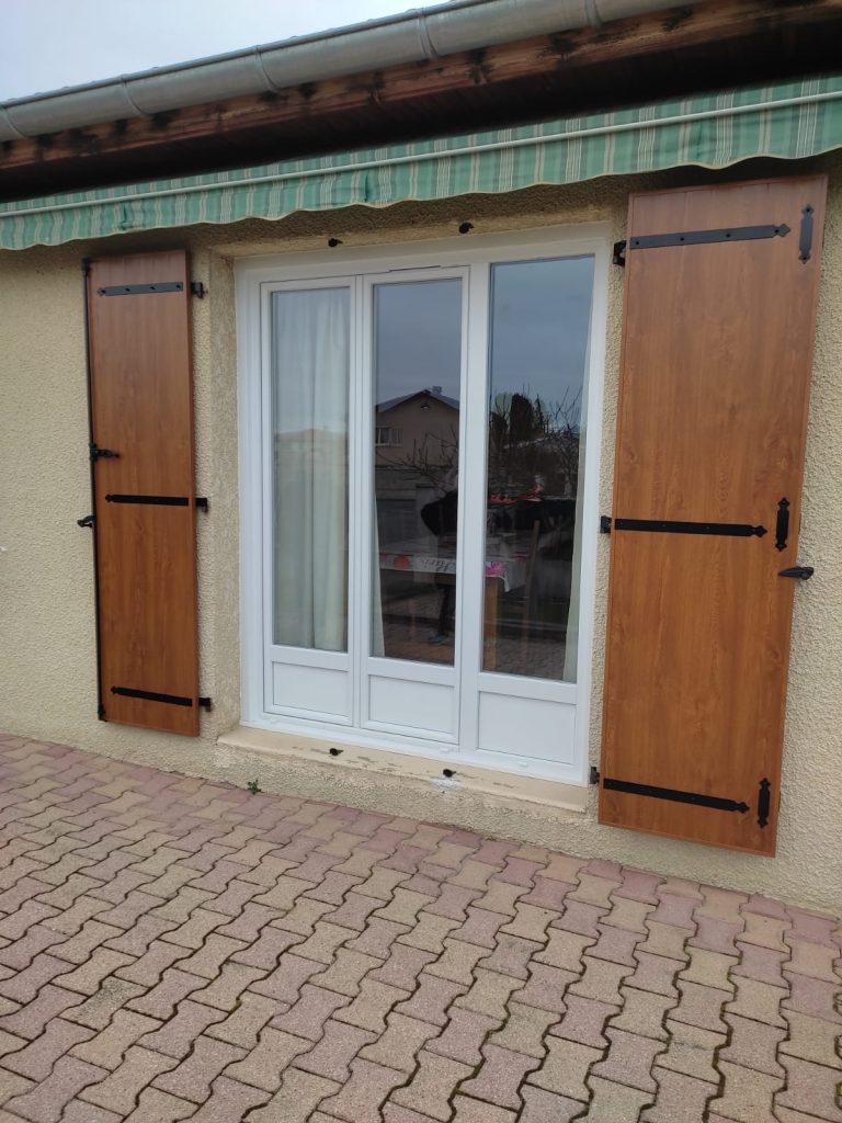 Porte-fenêtre avec volets battants installée à Roanne par Pro Isol’ Menuiserie